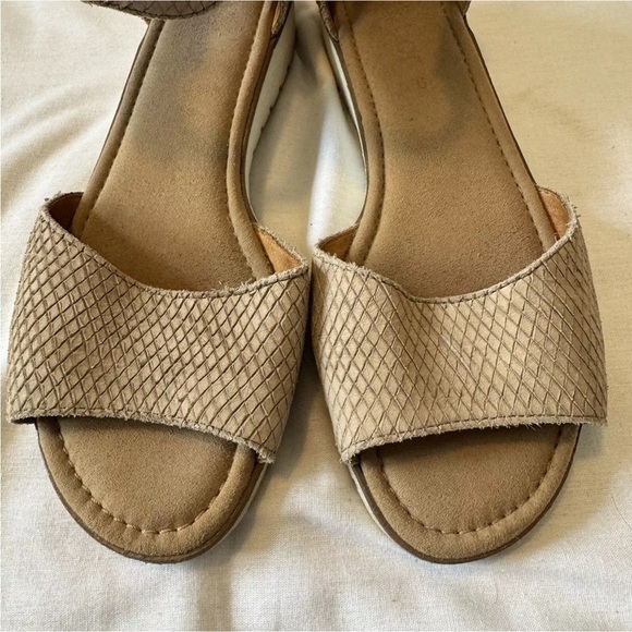 Gabor 9 Snakeskin Look Upper Low Wedge Sandals w/ Adjustable Strap Comfort - Picture 4 of 9